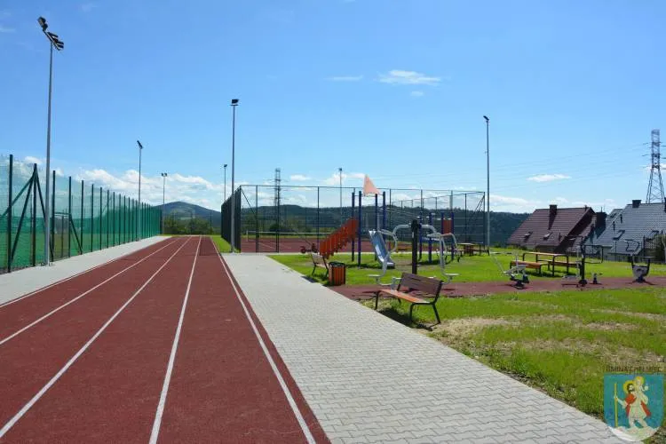 Zakończyła się budowa kompleksu sportowego w Librantowej. Gmina Chełmiec może już użytkować obiekt