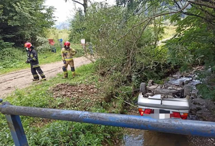 Maszkowice: Osobówka dachowała i wylądowała w rzece