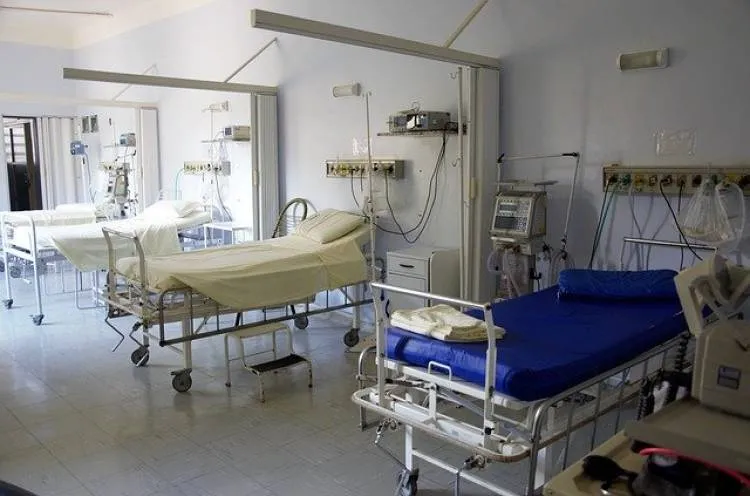Wojewoda małopolski razem ze służbami na bieżąco monitoruje zabezpieczenie miejsc dla pacjentów zakażonych SARS-CoV-2