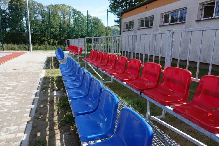 Nowe boisko przy ZSP w Nawojowej zostało ogrodzone i wyposażone w trybuny