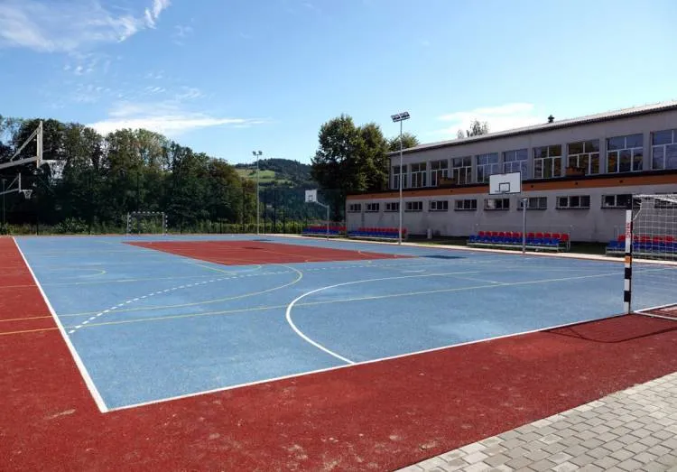 Nowe boisko przy ZSP w Nawojowej zostało ogrodzone i wyposażone w trybuny