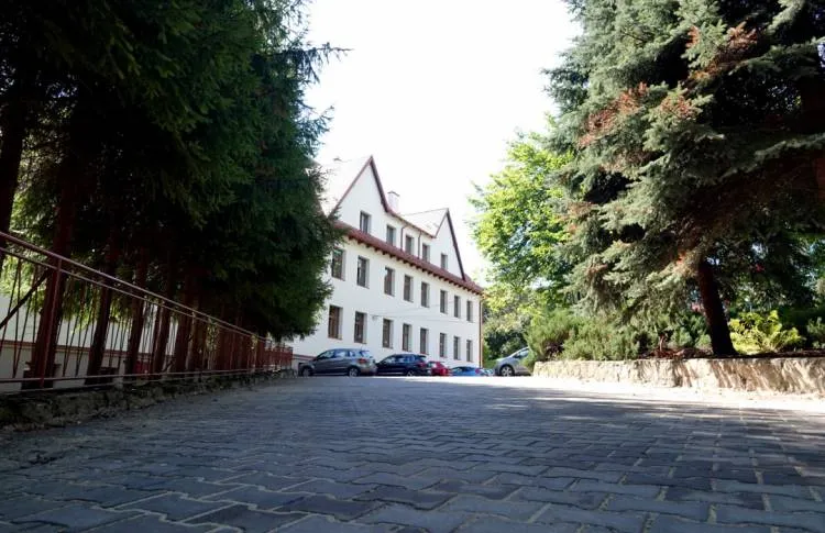 Zespół Szkół w Marcinkowicach: Plac przed szkołą został zmodernizowany