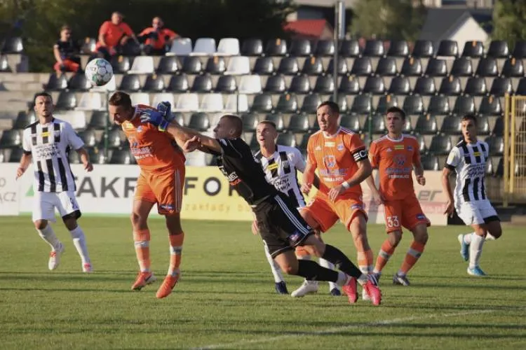 Pierwszy mecz w sezonie 2020/2021 i przegrana drużyny Sandecji Nowy Sącz