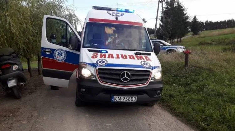 Wola Marcinkowicka. Quad wypadł z drogi i uderzył w drewniany budynek gospodarczy