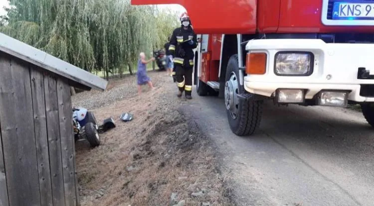 Wola Marcinkowicka. Quad wypadł z drogi i uderzył w drewniany budynek gospodarczy