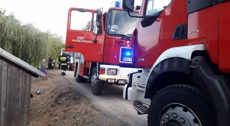 Wola Marcinkowicka. Quad wypadł z drogi i uderzył w drewniany budynek gospodarczy