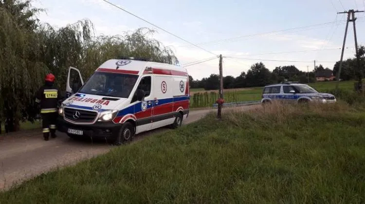 Wola Marcinkowicka. Quad wypadł z drogi i uderzył w drewniany budynek gospodarczy