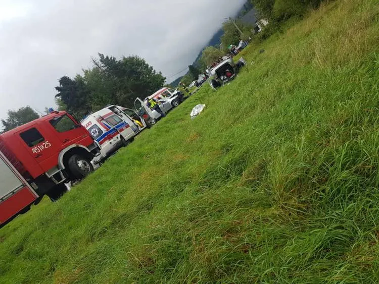 Czołowe zderzenie dwóch osobówek na DW968 w Lubomierzu