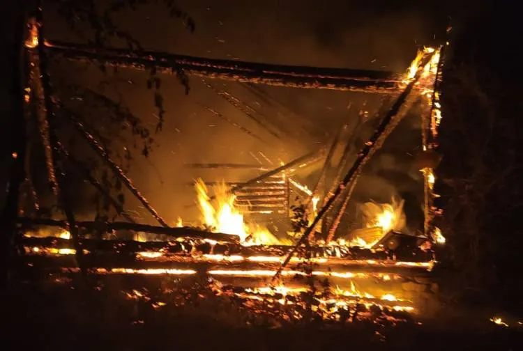 W Obidzy splunęła drewniana stodoła. Zagrożony rozprzestrzenieniem się ognia był budynek mieszkalny