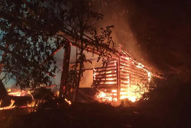 W Obidzy splunęła drewniana stodoła. Zagrożony rozprzestrzenieniem się ognia był budynek mieszkalny