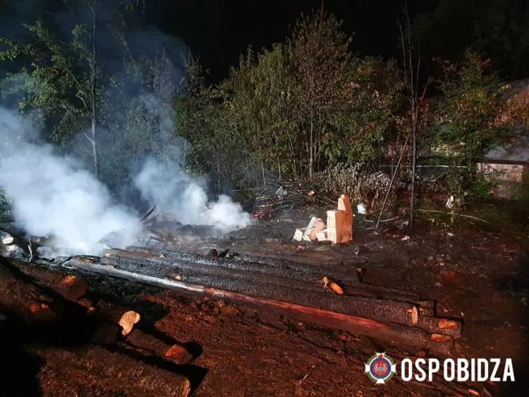 W Obidzy splunęła drewniana stodoła. Zagrożony rozprzestrzenieniem się ognia był budynek mieszkalny