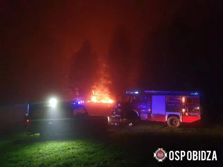 W Obidzy splunęła drewniana stodoła. Zagrożony rozprzestrzenieniem się ognia był budynek mieszkalny
