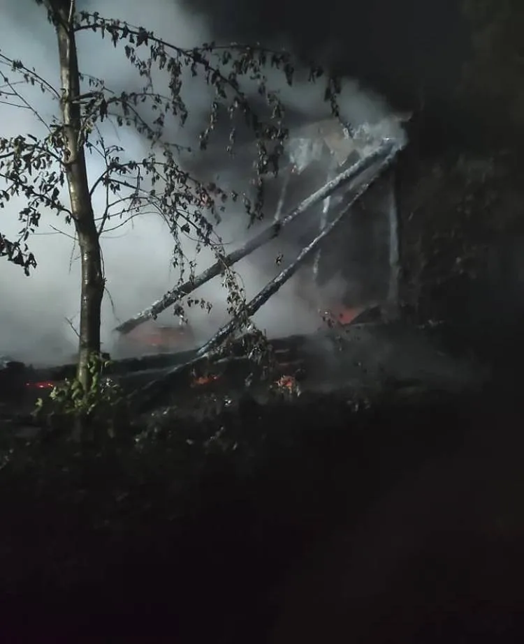 W Obidzy splunęła drewniana stodoła. Zagrożony rozprzestrzenieniem się ognia był budynek mieszkalny