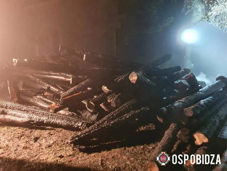 W Obidzy splunęła drewniana stodoła. Zagrożony rozprzestrzenieniem się ognia był budynek mieszkalny