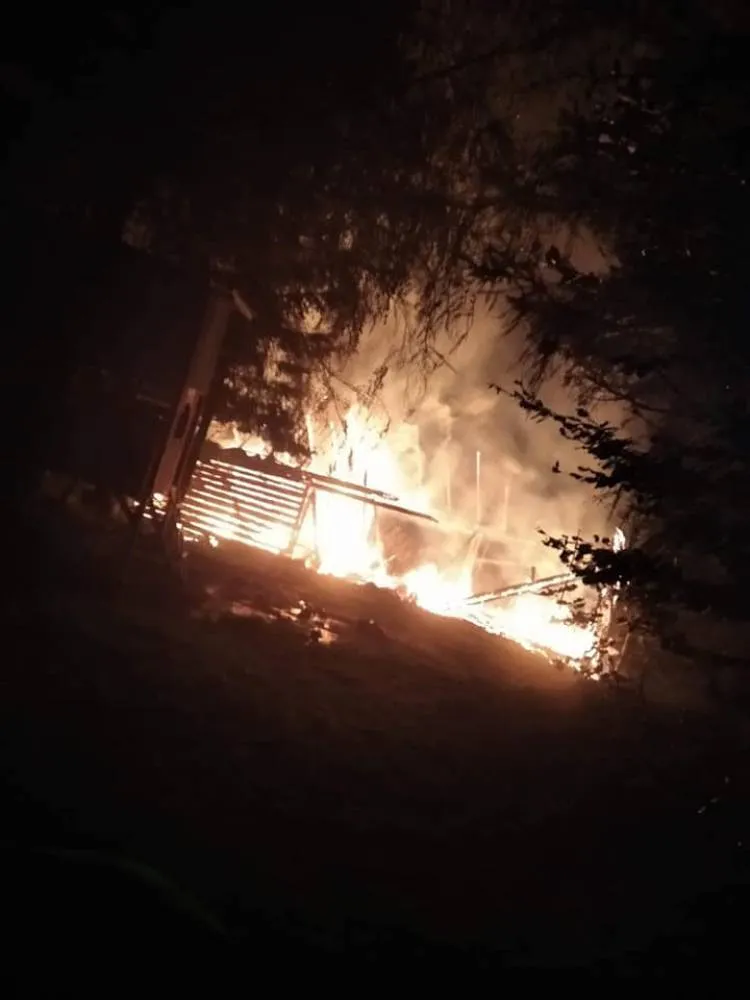 W Obidzy splunęła drewniana stodoła. Zagrożony rozprzestrzenieniem się ognia był budynek mieszkalny