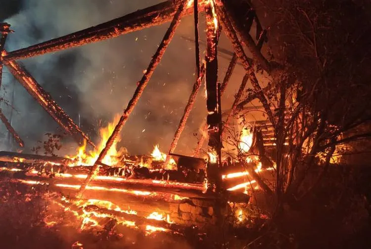 W Obidzy splunęła drewniana stodoła. Zagrożony rozprzestrzenieniem się ognia był budynek mieszkalny