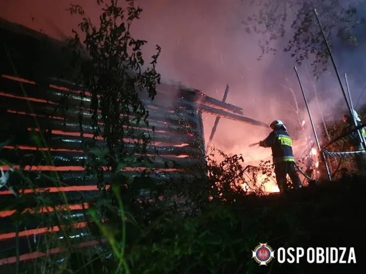 W Obidzy splunęła drewniana stodoła. Zagrożony rozprzestrzenieniem się ognia był budynek mieszkalny