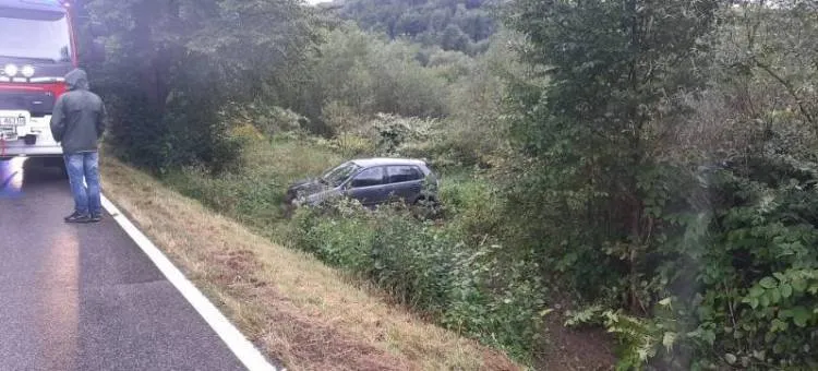 W Żegiestowie osobówka wypadła z drogi i zatrzymała się w zaroślach