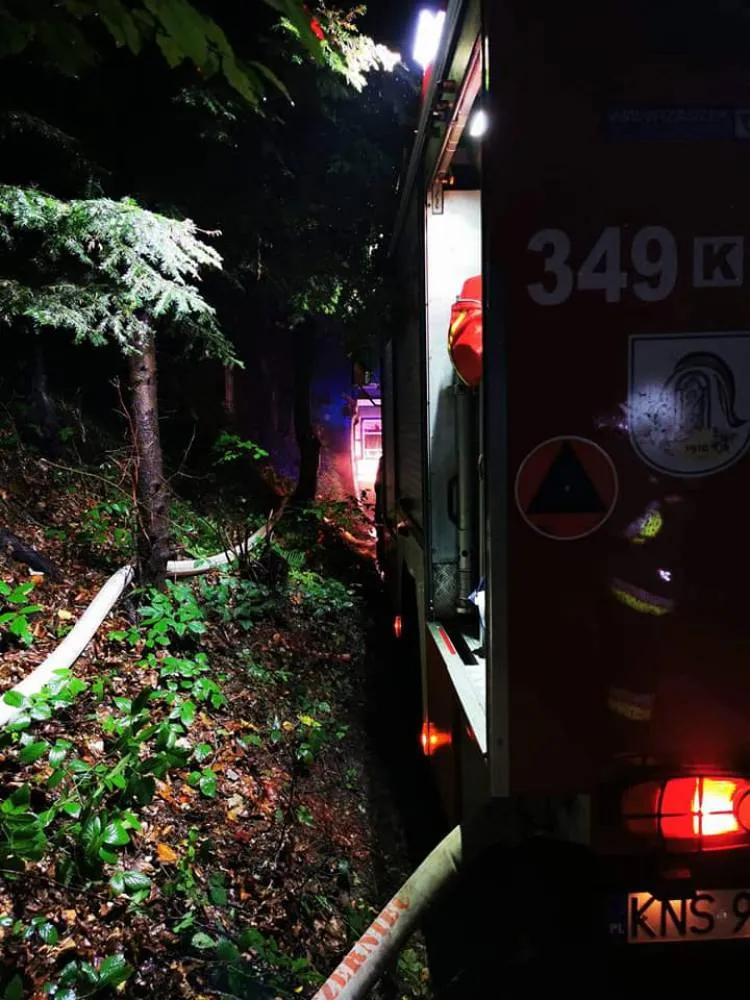 W Obidzy splunęła drewniana stodoła. Zagrożony rozprzestrzenieniem się ognia był budynek mieszkalny