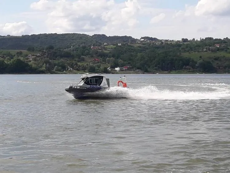 Policyjni wodniacy uratowali życie młodej kobiecie