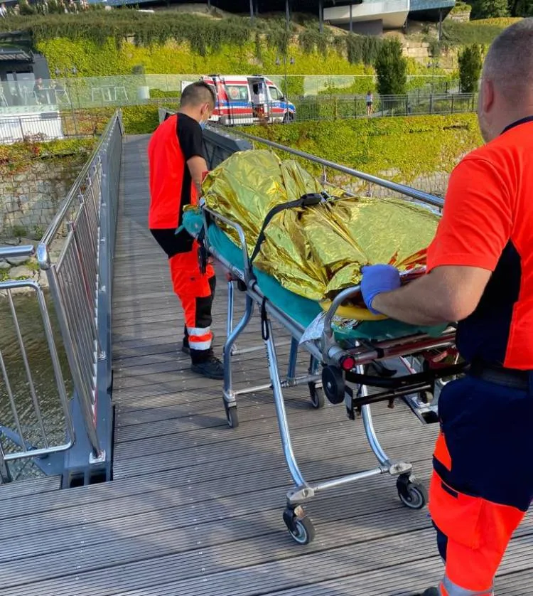 Policyjni wodniacy uratowali życie młodej kobiecie