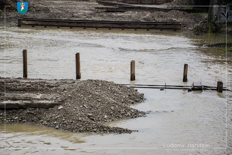 Postęp prac przy budowie mostu tymczasowego na rzece Kamienica Nowy Sącz