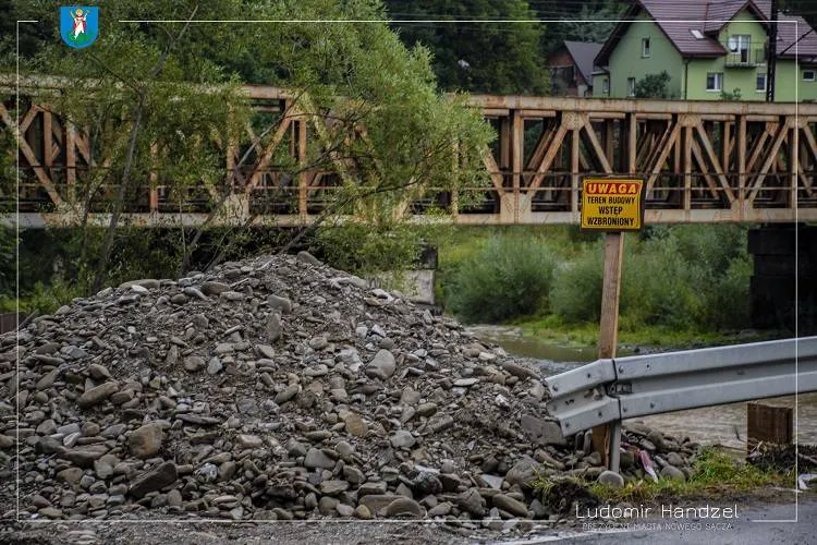 Postęp prac przy budowie mostu tymczasowego na rzece Kamienica Nowy Sącz