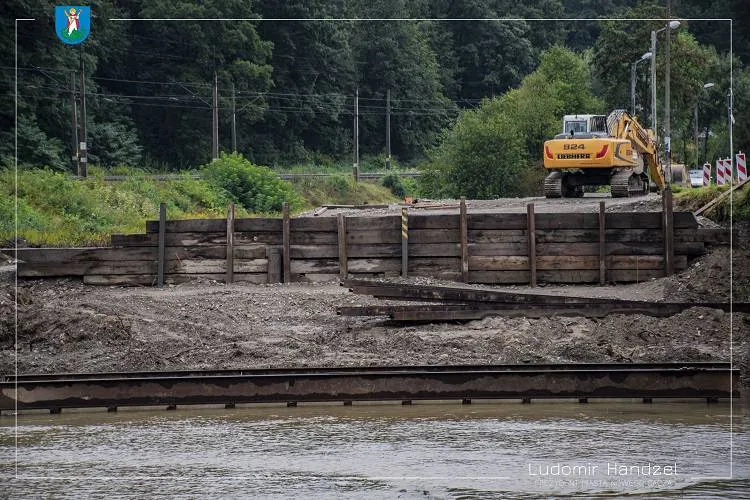 Postęp prac przy budowie mostu tymczasowego na rzece Kamienica Nowy Sącz