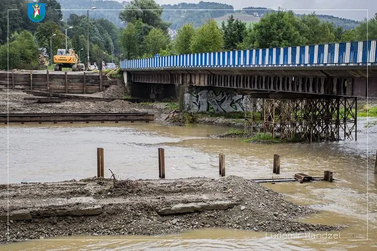 Postęp prac przy budowie mostu tymczasowego na rzece Kamienica Nowy Sącz