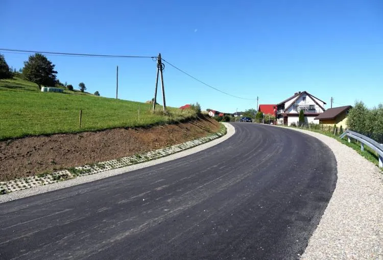Kierowcy mogą już korzystać z wyremontowanej drogi Nawojowa – Żeleźnikowa Mała – Żeleźnikowa Wielka