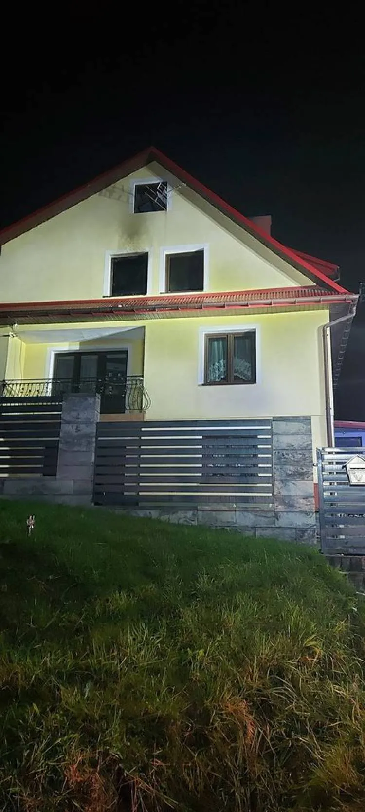 Nocny pożar w Skrzydlnej. Paliło się poddasze budynku mieszkalnego