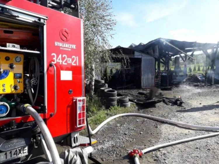 Pożar drewnianej wiaty i blaszanego garażu na ul. Mała Poręba Nowy Sącz