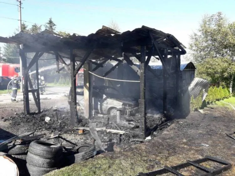 Pożar drewnianej wiaty i blaszanego garażu na ul. Mała Poręba Nowy Sącz