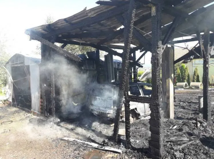 Pożar drewnianej wiaty i blaszanego garażu na ul. Mała Poręba Nowy Sącz