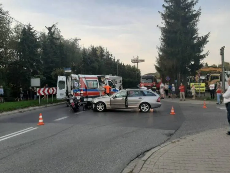 Zderzenie osobówki i motocykla na ul. Tarnowskiej. Poszkodowany motocyklista trafił do szpitala Nowy Sącz