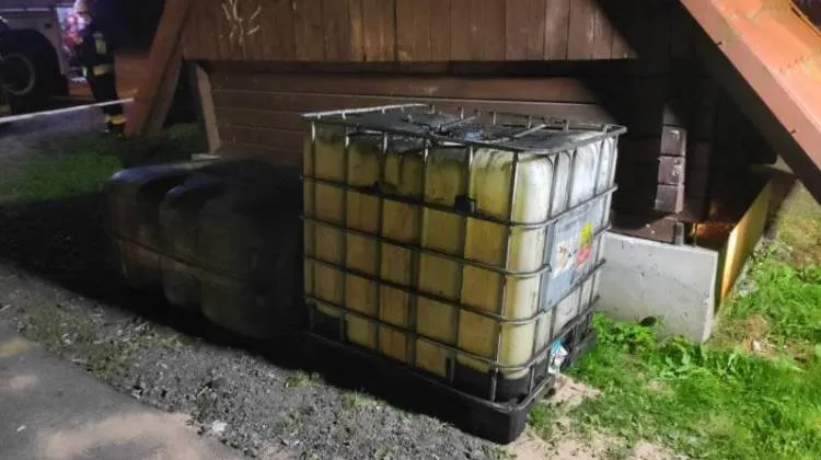 Kamionka Wielka: Ktoś podrzucił resztki oleju opałowego na przystanek autobusowy
