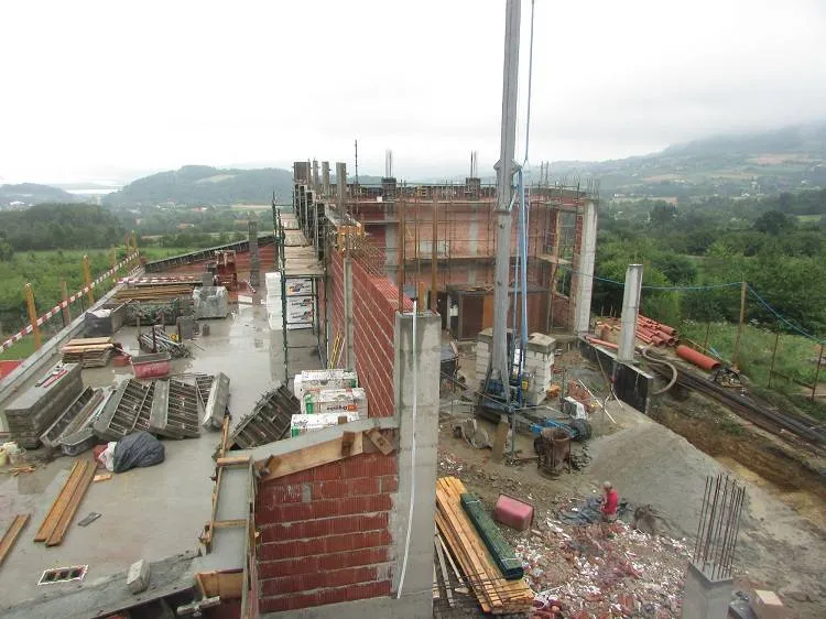 Trwają roboty budowlane związane z budową sali gimnastycznej przy Szkole Podstawowej w Rojówce