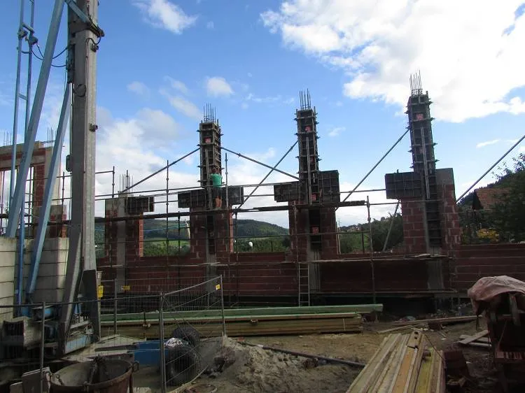 Trwają roboty budowlane związane z budową sali gimnastycznej przy Szkole Podstawowej w Rojówce