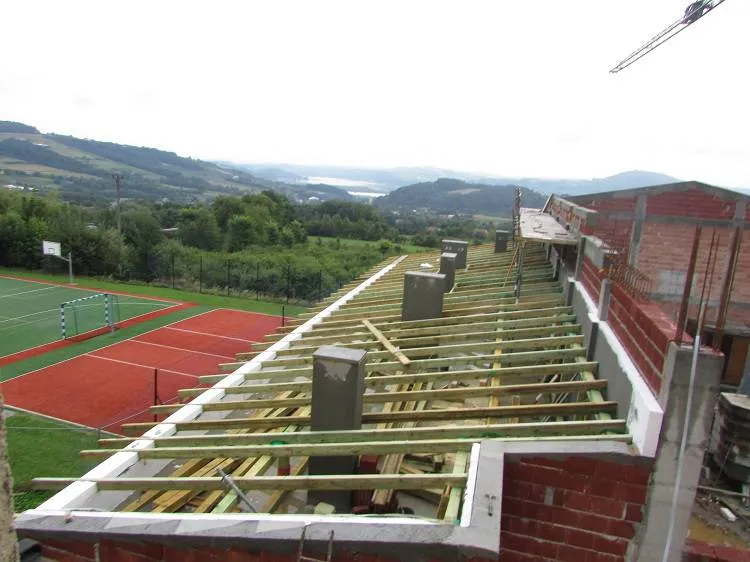 Trwają roboty budowlane związane z budową sali gimnastycznej przy Szkole Podstawowej w Rojówce