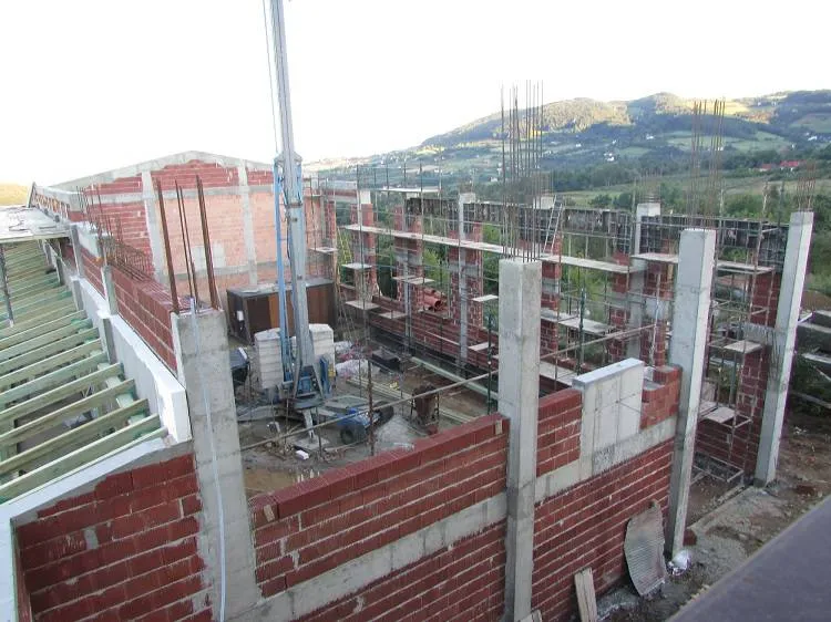 Trwają roboty budowlane związane z budową sali gimnastycznej przy Szkole Podstawowej w Rojówce