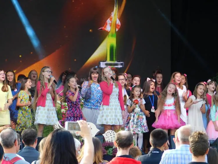 Na sądeckim rynku odbył się koncert finałowy XVII Międzynarodowego Festiwalu Piosenki Dziecięcej "Skowroneczek"