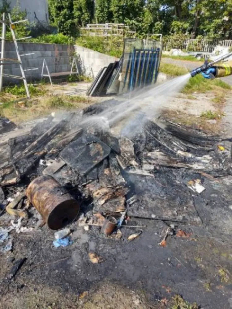 Nawojowa: Na ul. Krynickiej strażacy gasili palące się śmieci