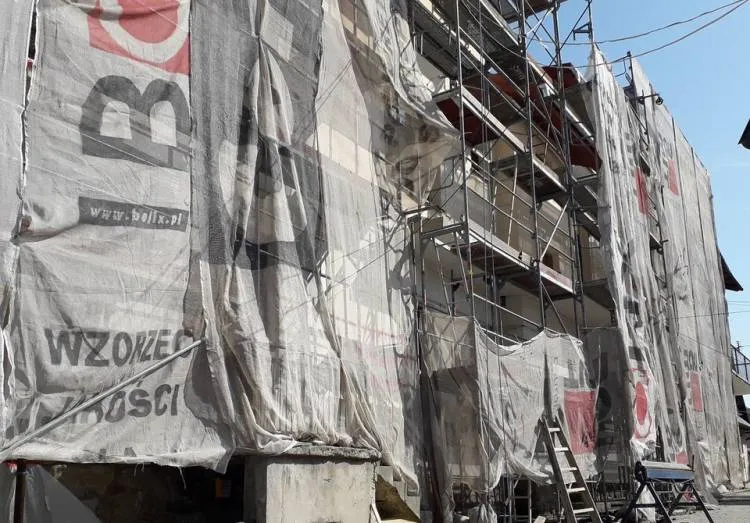 Prace modernizacyjne przy zabytkowym budynku Urzędu Gminy w Tymbarku na półmetku