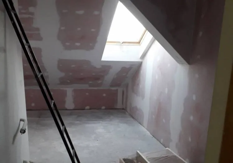 Prace modernizacyjne przy zabytkowym budynku Urzędu Gminy w Tymbarku na półmetku