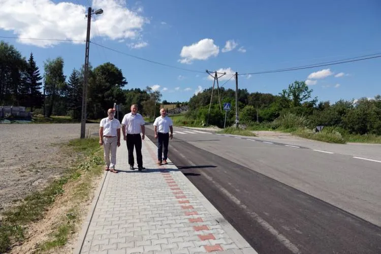 Powiat nowosądecki wydaje miliony na budowę chodników i remonty dróg