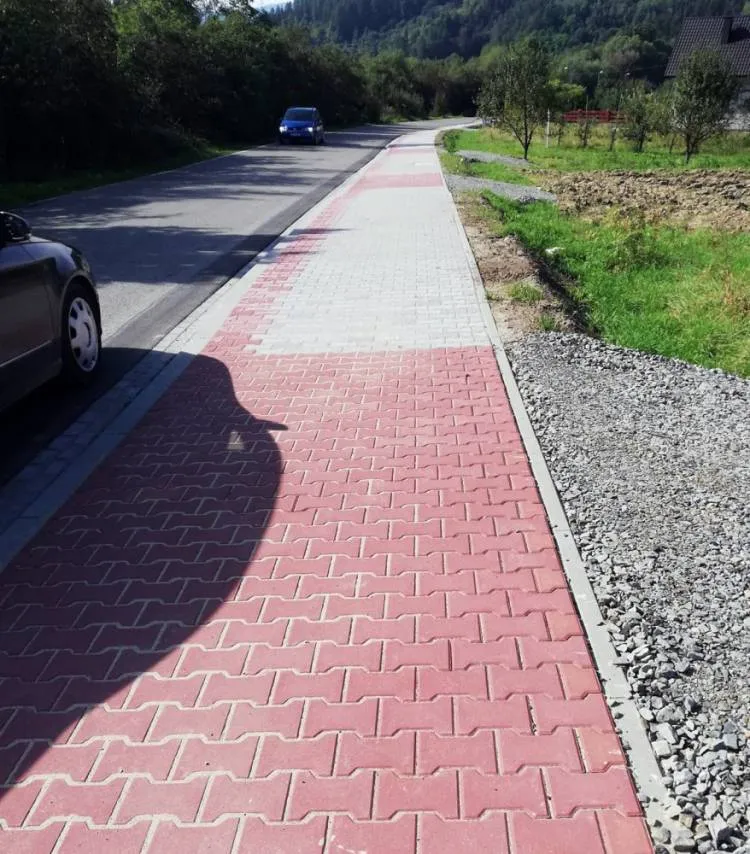 Powiat nowosądecki wydaje miliony na budowę chodników i remonty dróg