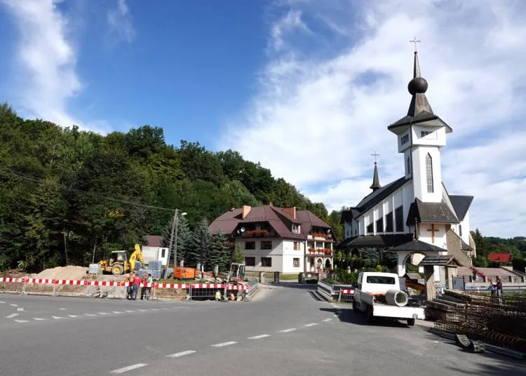 Powiat nowosądecki wydaje miliony na budowę chodników i remonty dróg