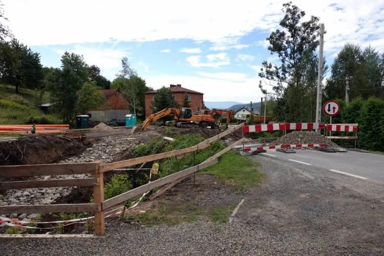 Powiat nowosądecki wydaje miliony na budowę chodników i remonty dróg