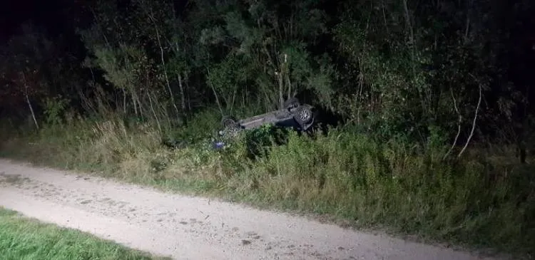 Niebezpieczny wypadek w Podegrodziu. Dachował samochód osobowy. Kierująca trafiła do szpitala