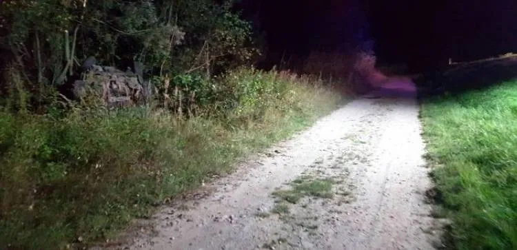 Niebezpieczny wypadek w Podegrodziu. Dachował samochód osobowy. Kierująca trafiła do szpitala